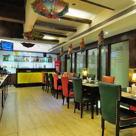 Crossroads Hotel Gurgaon Eksteriør billede