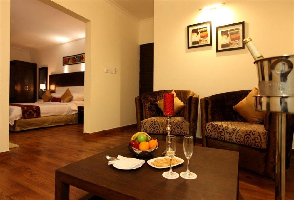Crossroads Hotel Gurgaon Eksteriør billede