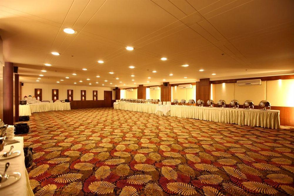 Crossroads Hotel Gurgaon Eksteriør billede