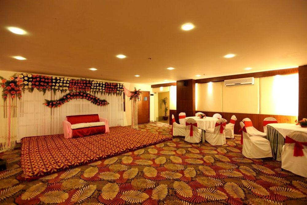 Crossroads Hotel Gurgaon Eksteriør billede