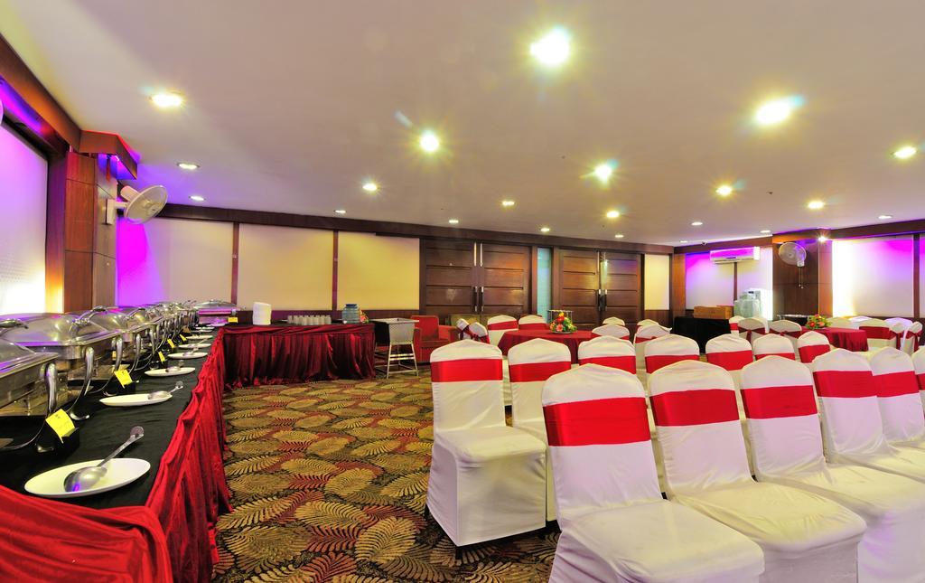 Crossroads Hotel Gurgaon Eksteriør billede