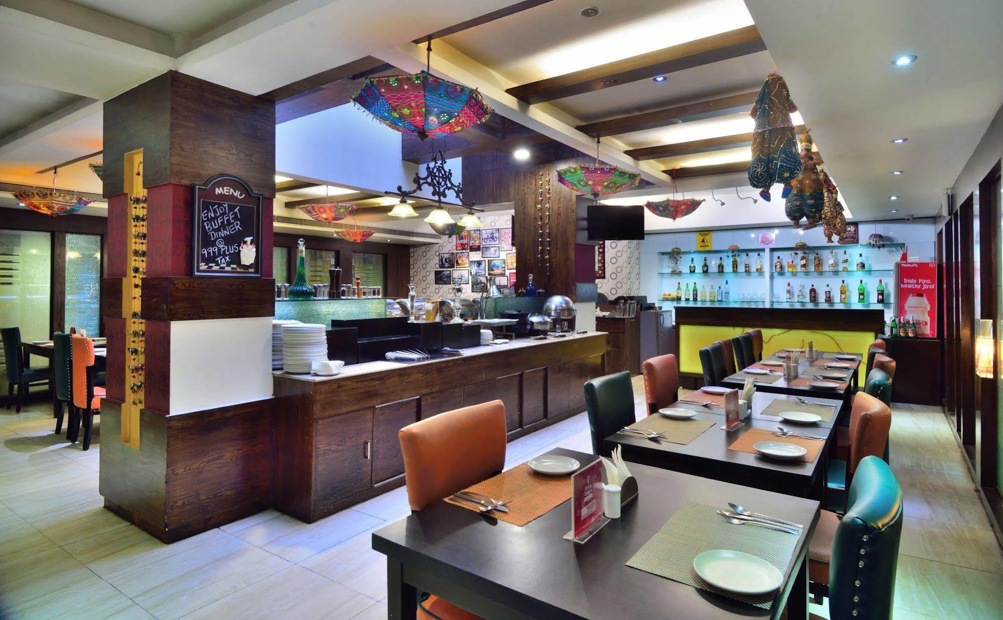 Crossroads Hotel Gurgaon Eksteriør billede