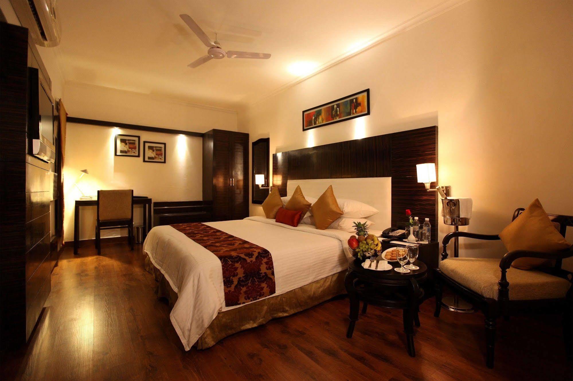 Crossroads Hotel Gurgaon Eksteriør billede