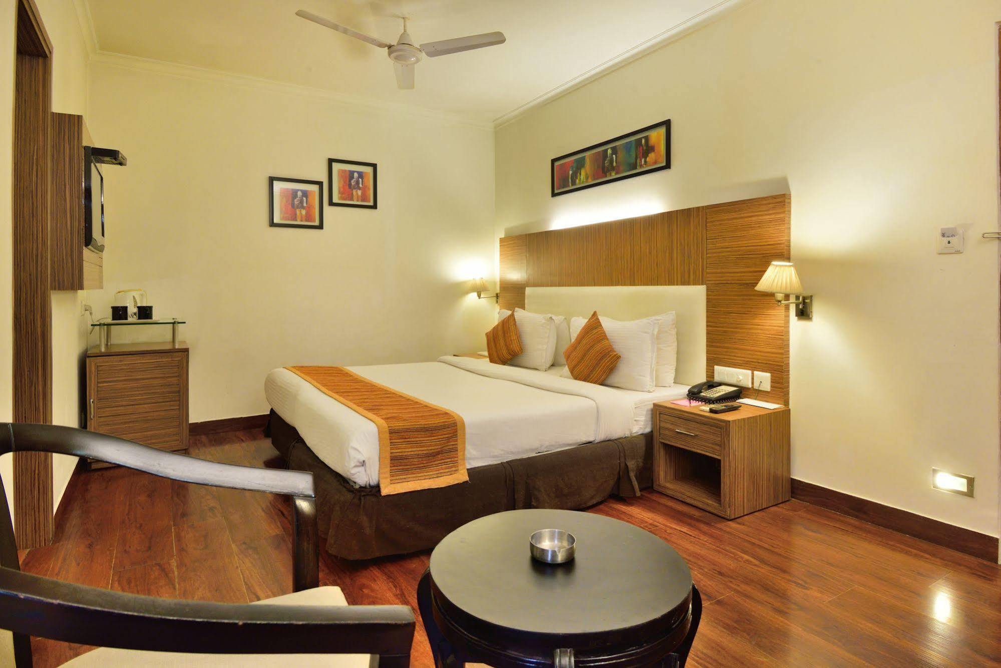 Crossroads Hotel Gurgaon Eksteriør billede