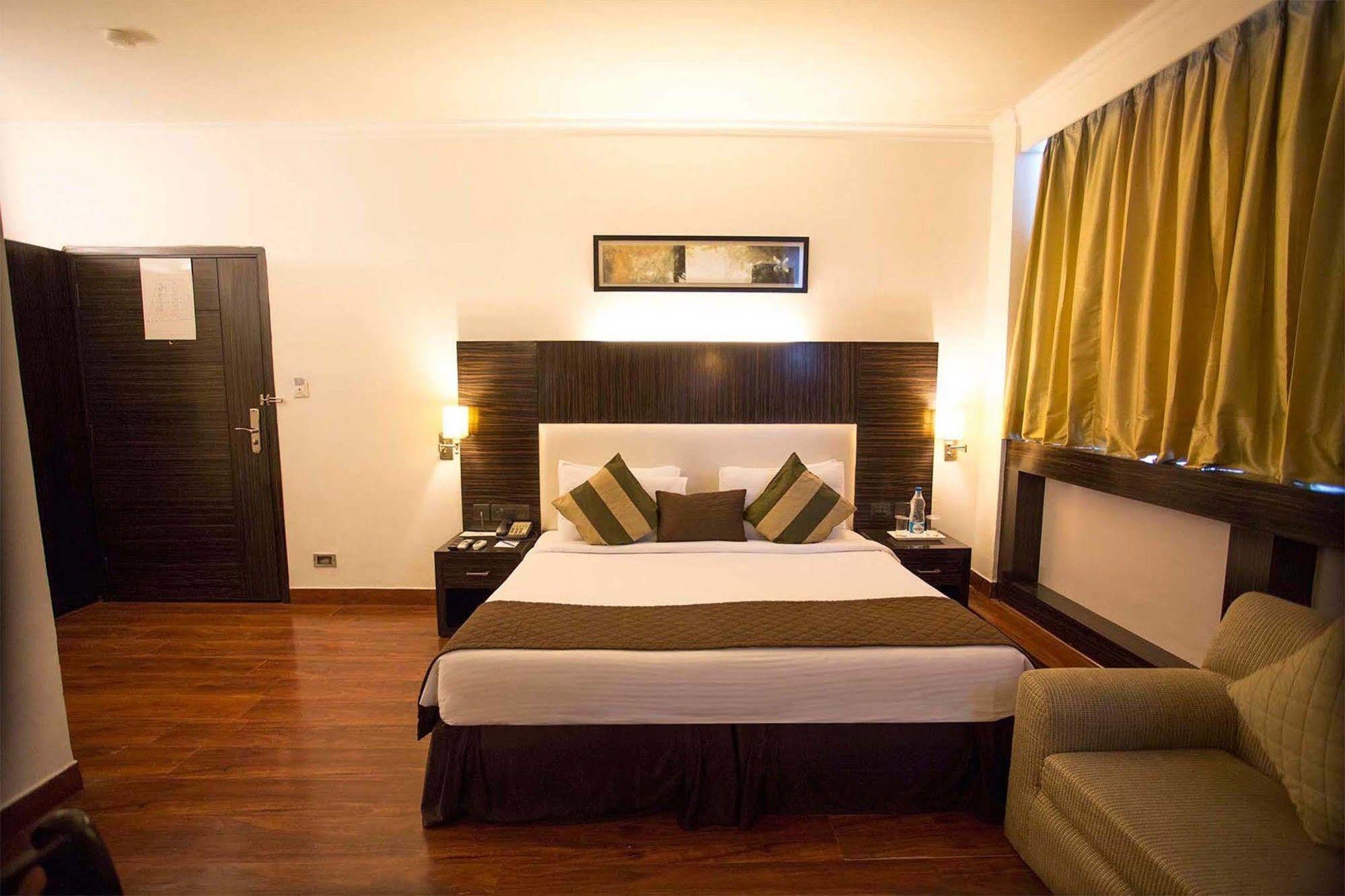 Crossroads Hotel Gurgaon Eksteriør billede