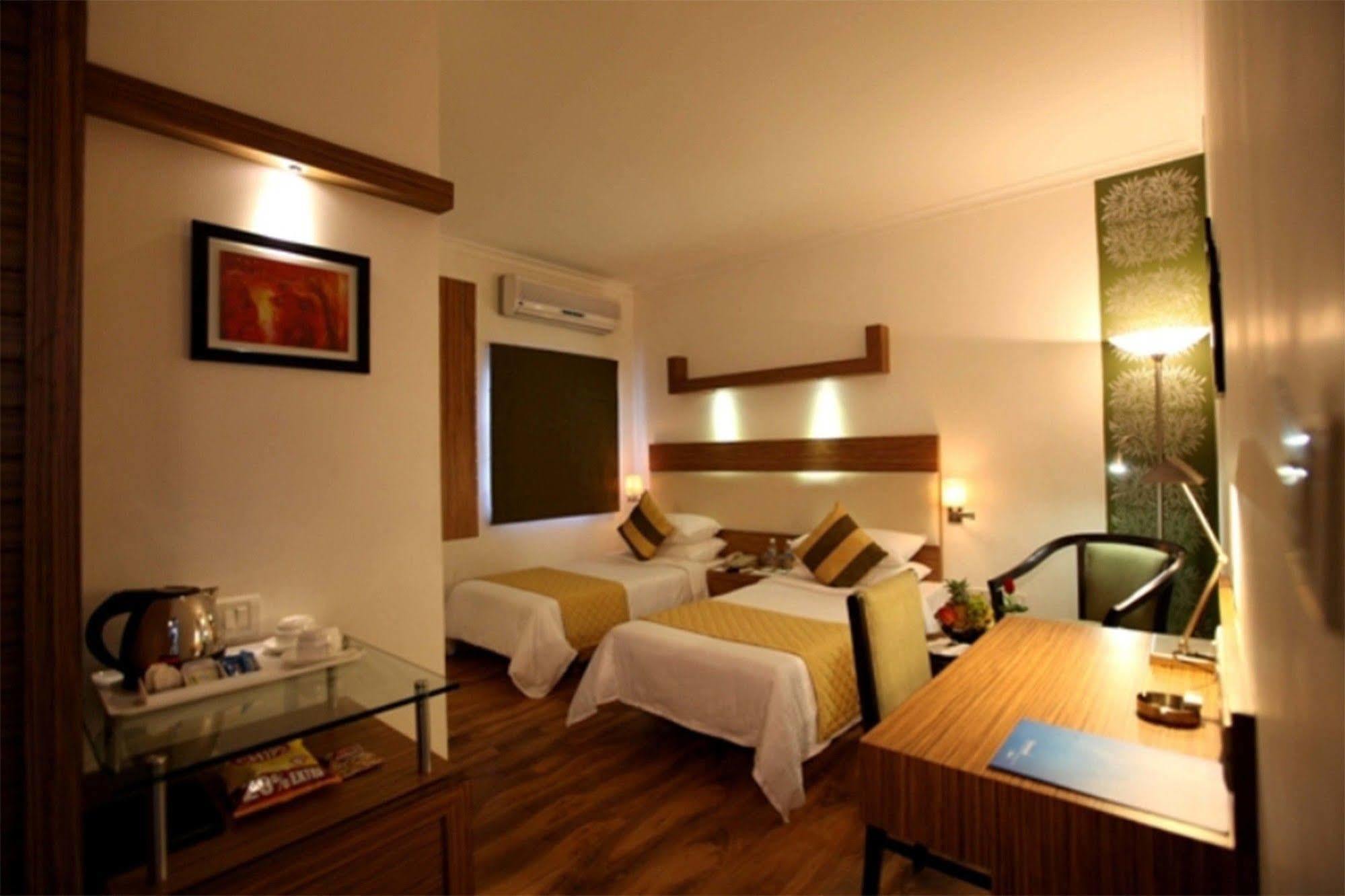 Crossroads Hotel Gurgaon Eksteriør billede