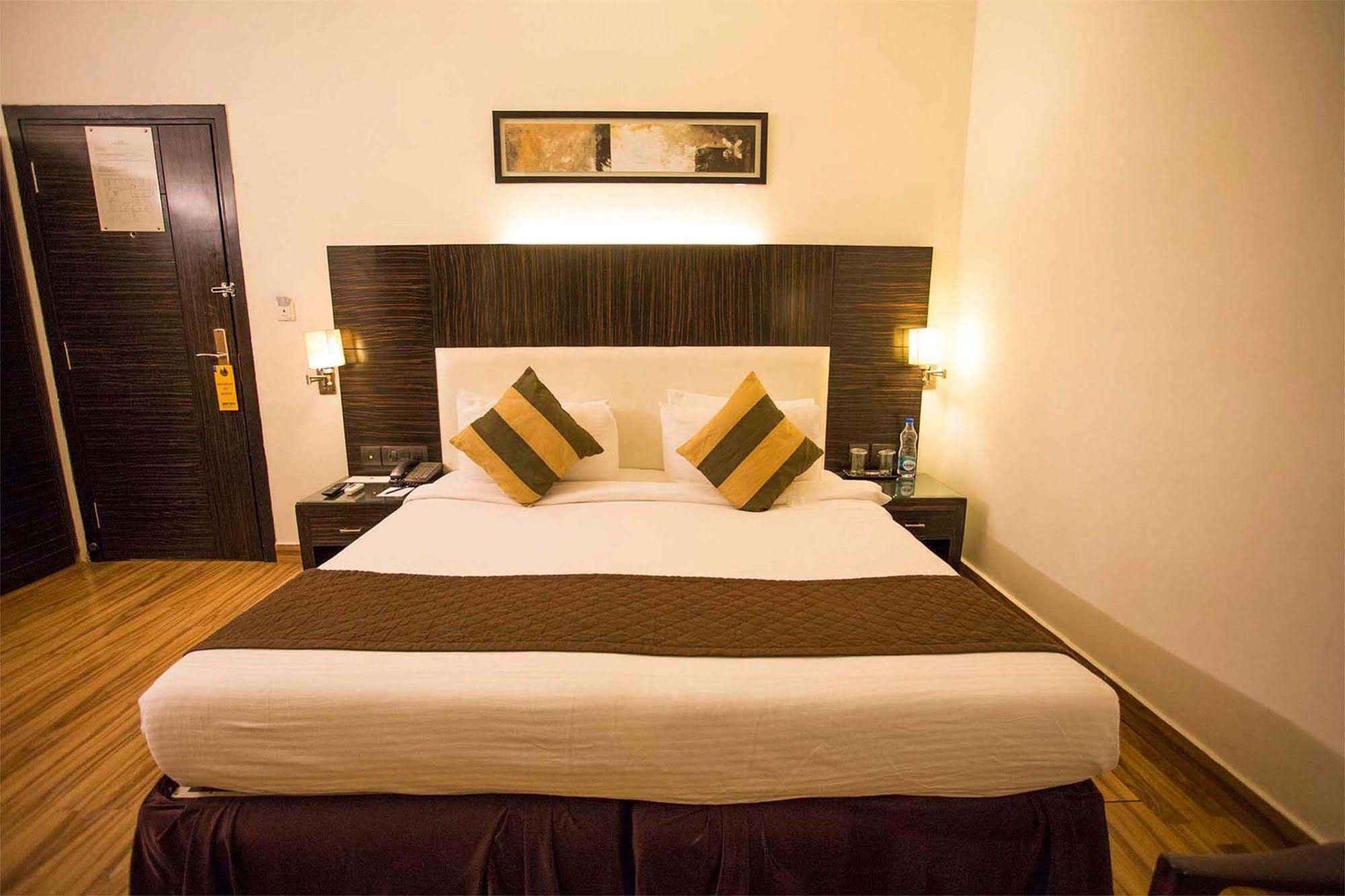 Crossroads Hotel Gurgaon Eksteriør billede