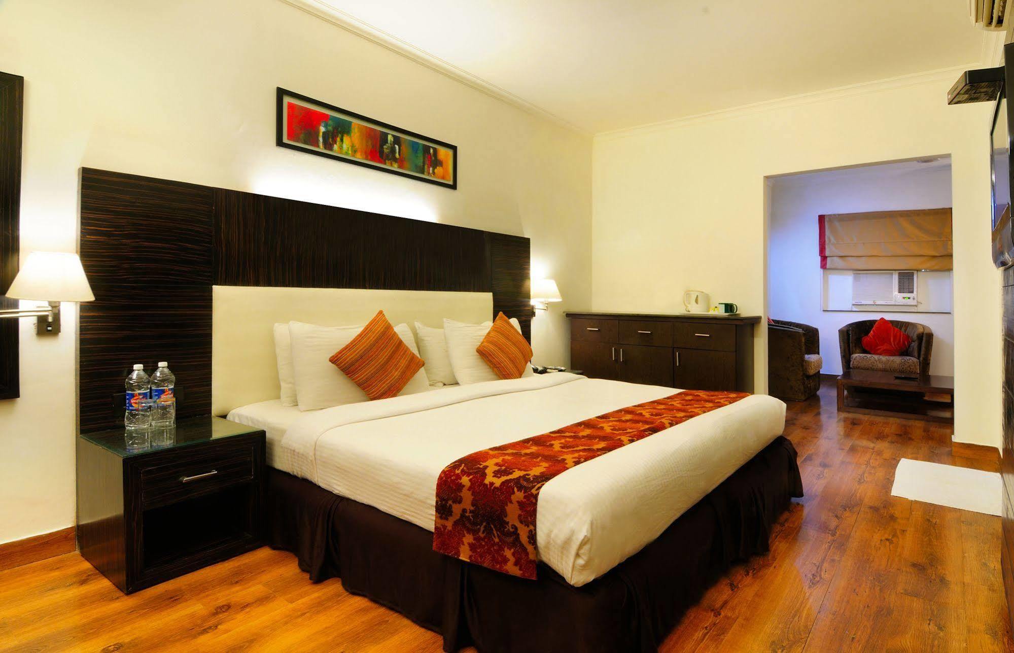 Crossroads Hotel Gurgaon Eksteriør billede