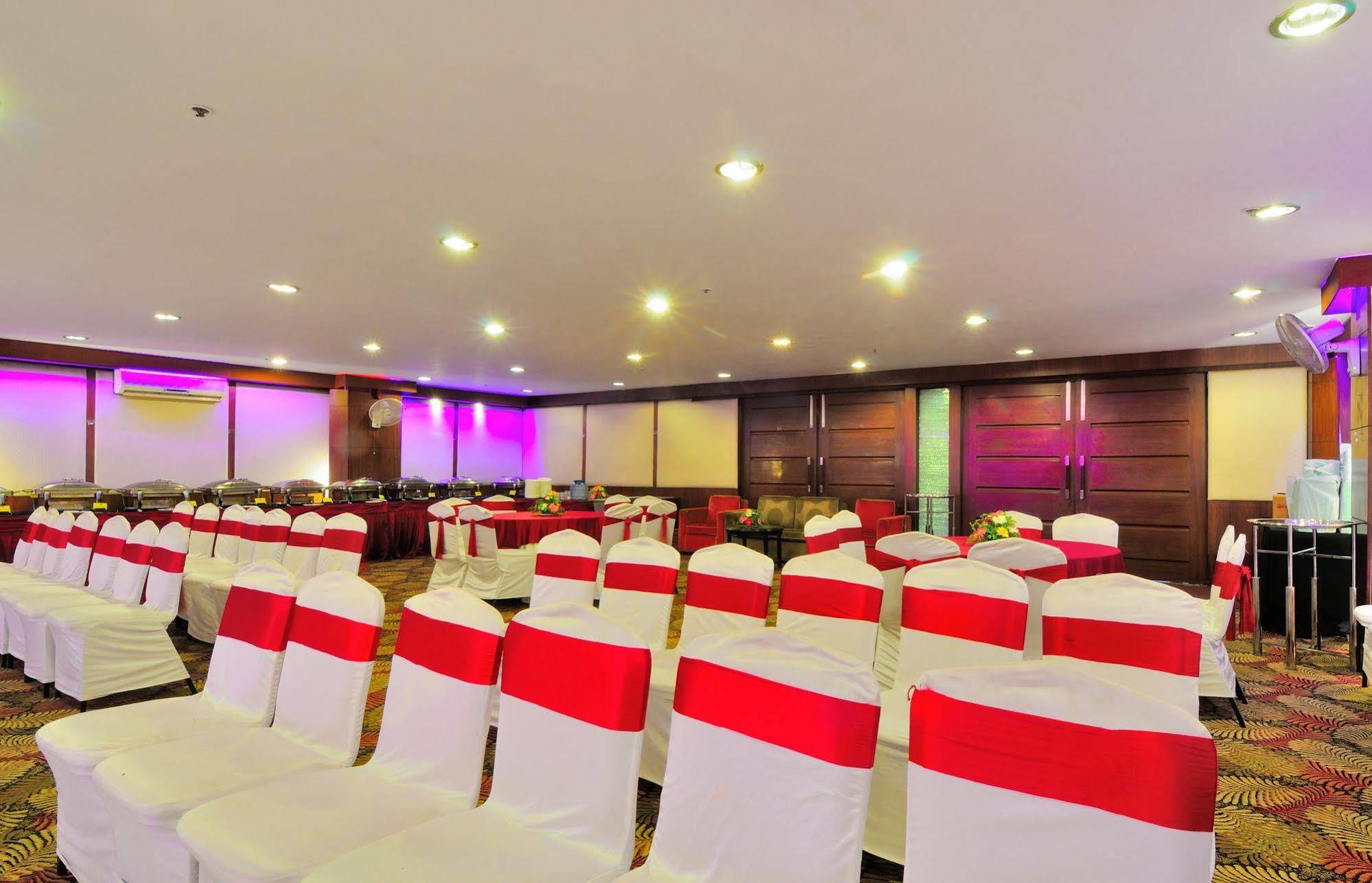 Crossroads Hotel Gurgaon Eksteriør billede