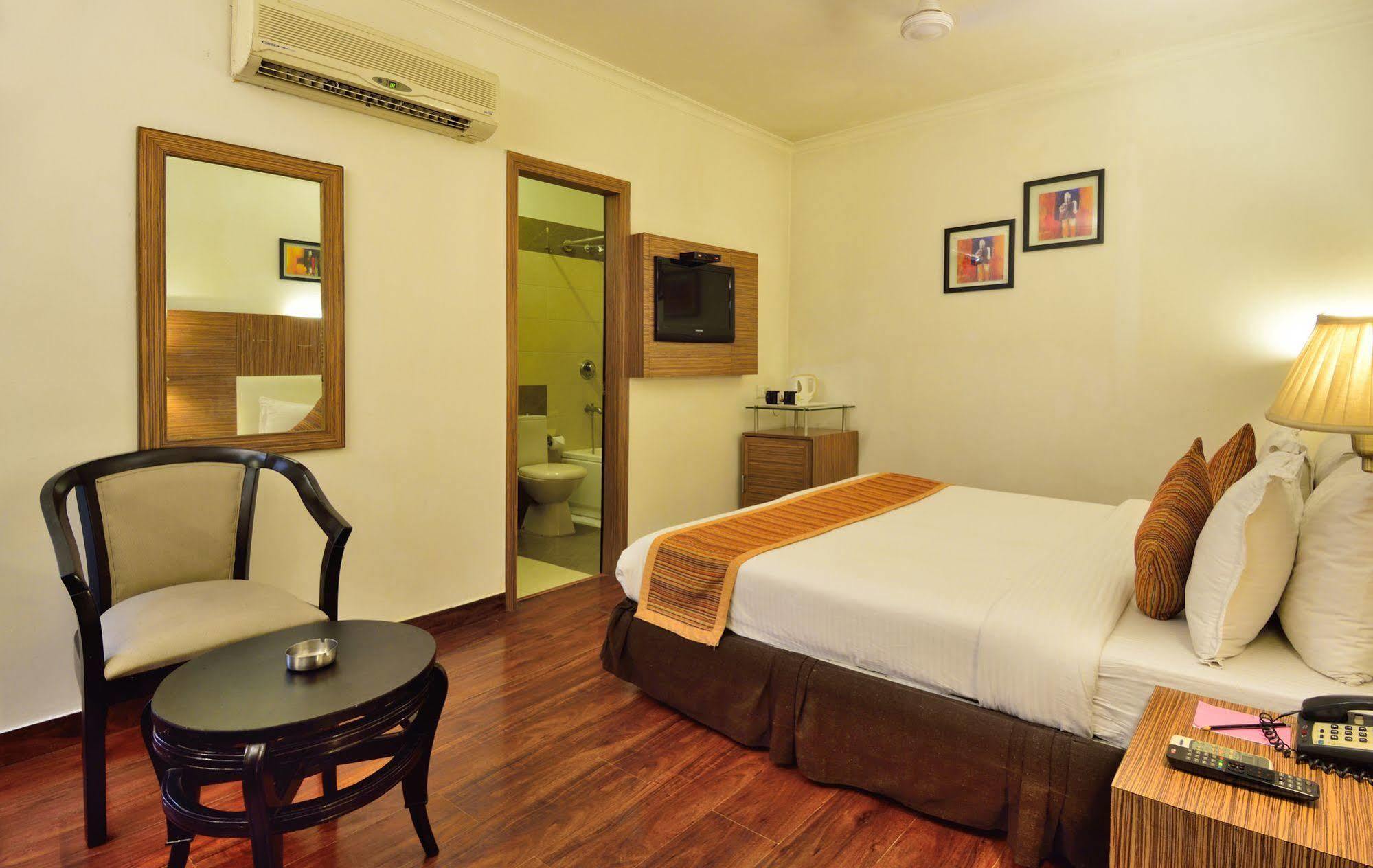 Crossroads Hotel Gurgaon Eksteriør billede