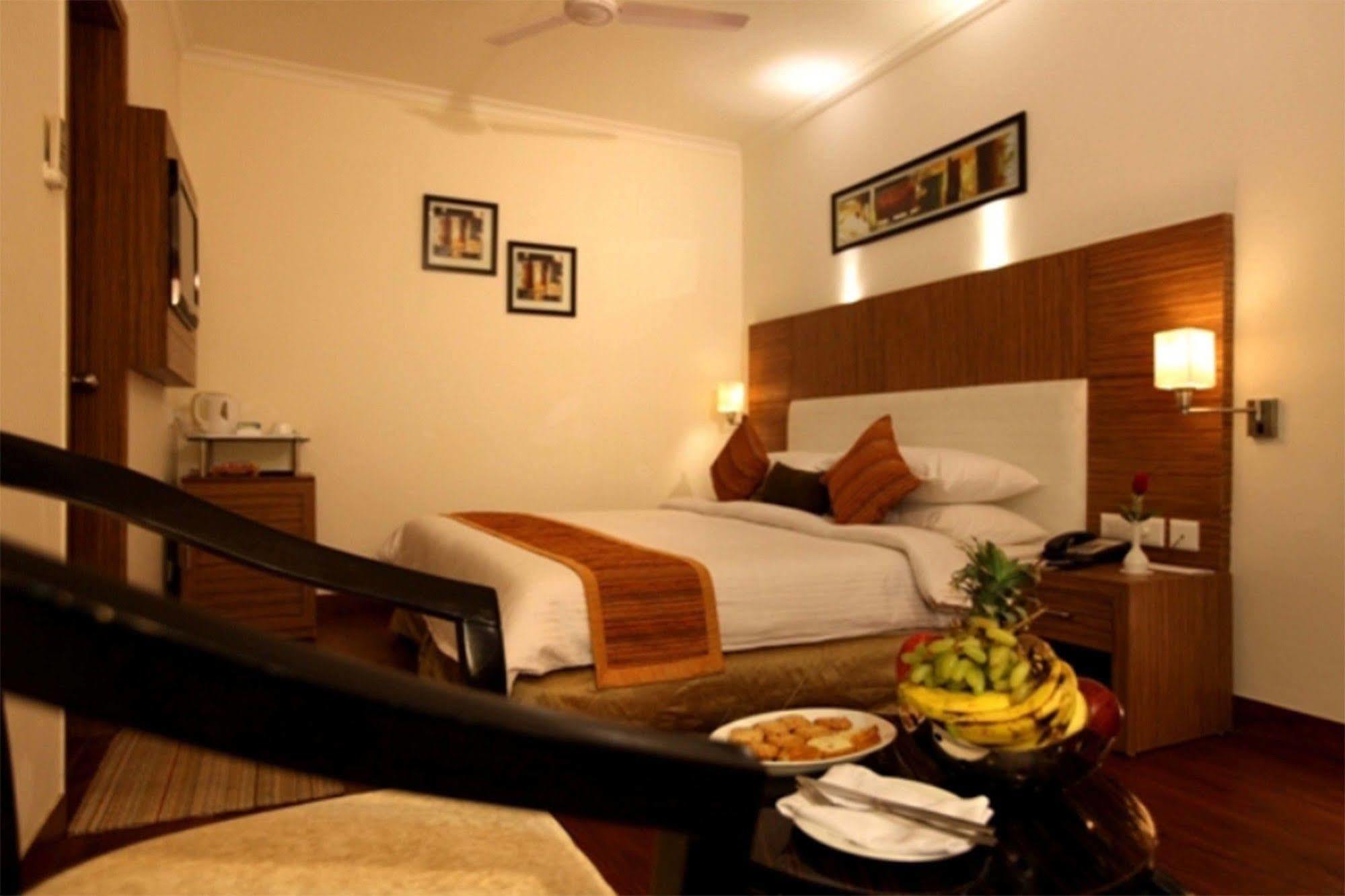 Crossroads Hotel Gurgaon Eksteriør billede
