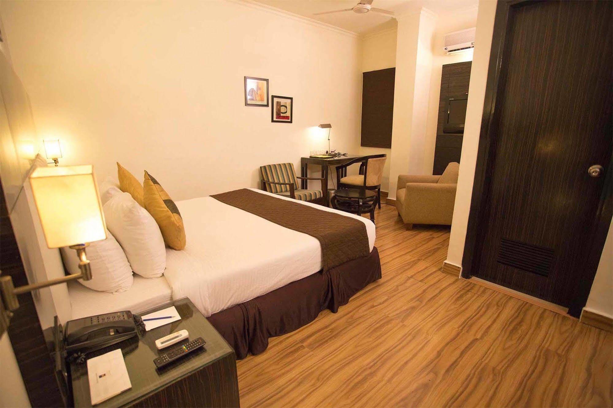 Crossroads Hotel Gurgaon Eksteriør billede